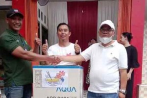 CEO Mie Ayam Mekar Wangi, Arief Komara saat memberrikan dorprize kepada karyawannya.